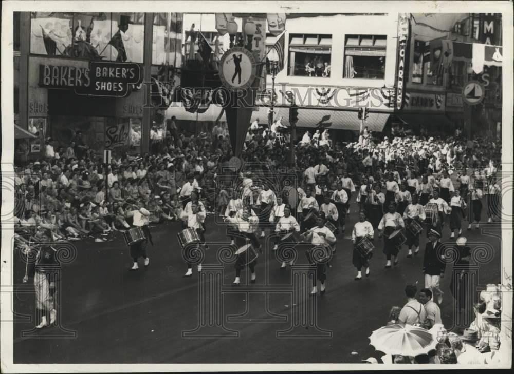 1942 Press Photo Zuhrah Shrine Temple\'s Marching Unit In Aqua Parade - lrx47432