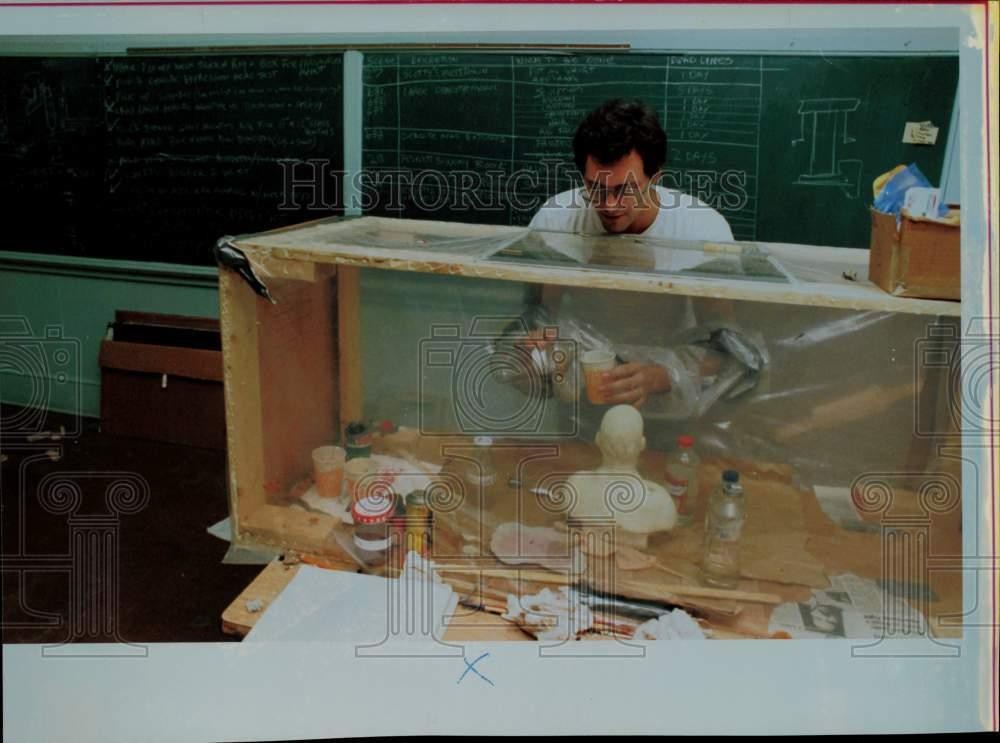 1986 Press Photo Stop-Motion Animator Tom Sullivan During \ 1986 Press Photo Stop-Motion Animator Tom Sullivan During \