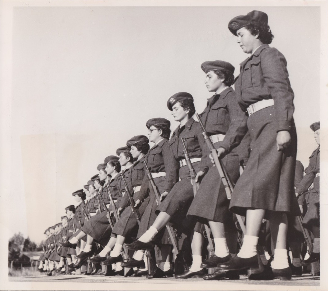 1957 Press Photo Women Soldiers in the Israeli Army During Graduation Exercises