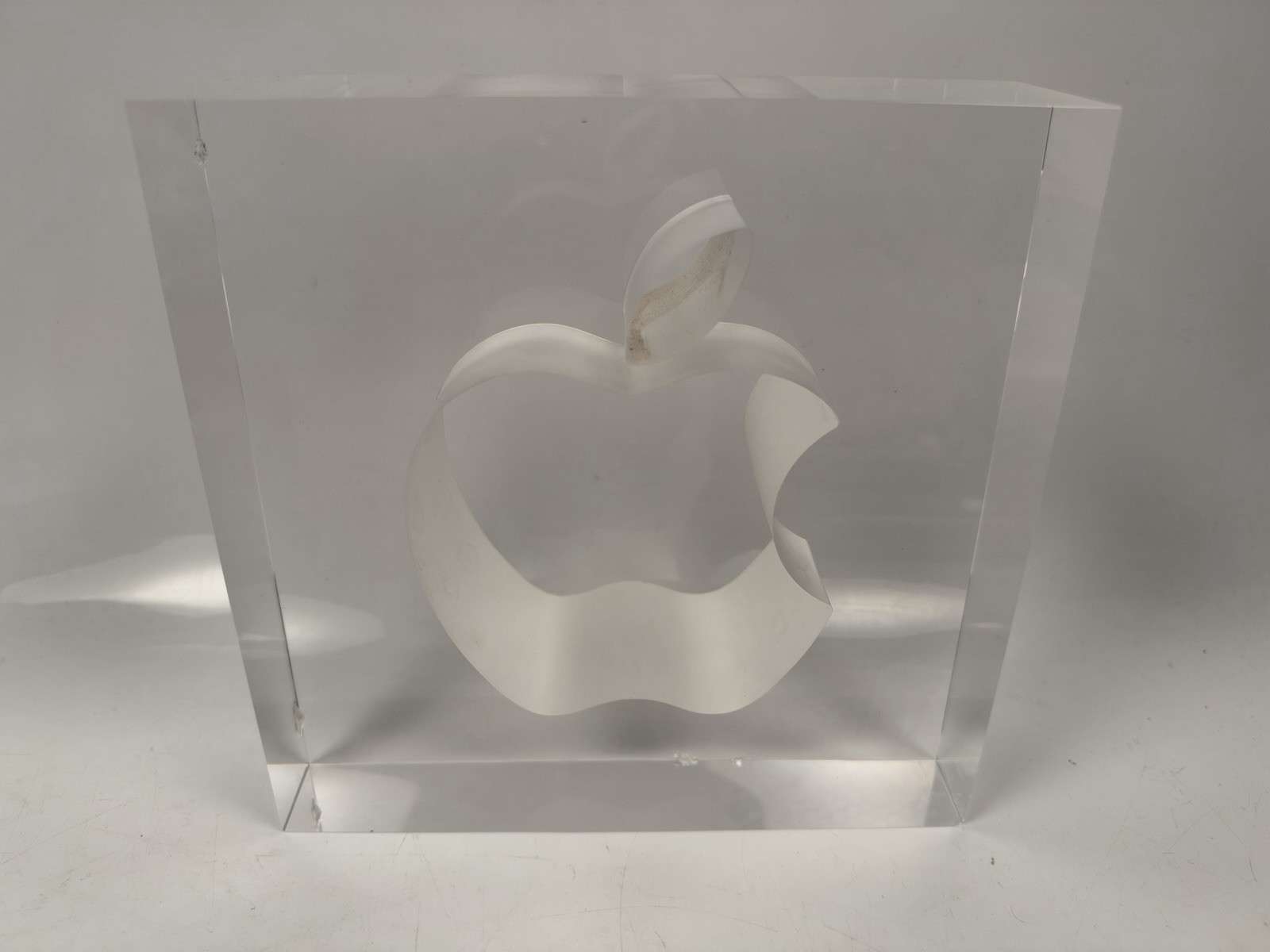 Apple Logo Lead Glass Display Desk Ornament (10 year employee service award) Apple Logo Lead Glass Display Desk Ornament (10 year employee service award)