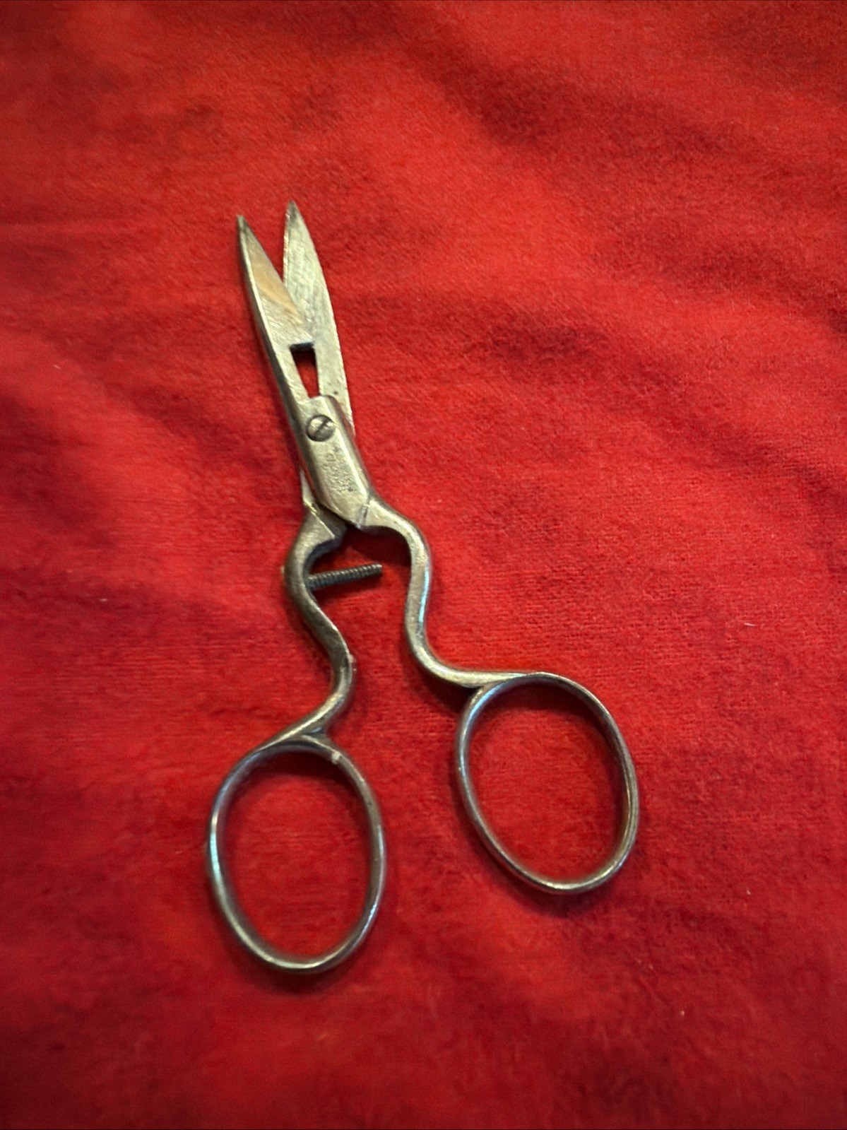 VINTAGE RW ROBERTS BUTTONHOLE SCISSORS (22a)
