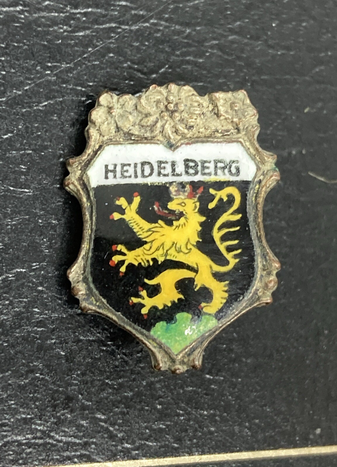 Heidelberg crest pin, vintage breweriana 7/8”x5/8”
