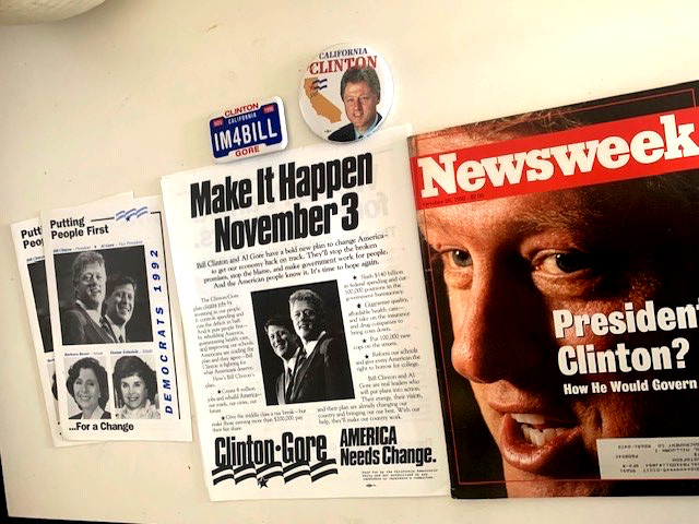 1992OCTOBER 26 NEWSWEEK MAGAZINE -CLINTON 2 Campaign Buttons, 4 Brochures 1992OCTOBER 26 NEWSWEEK MAGAZINE -CLINTON 2 Campaign Buttons, 4 Brochures