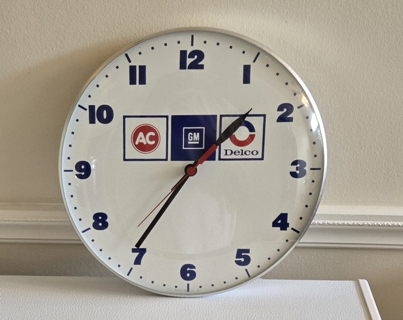AC DELCO GENERAL MOTORS ADVIRTISING WALL CLOCK WITH GLASS FRONT AC DELCO GENERAL MOTORS ADVIRTISING WALL CLOCK WITH GLASS FRONT