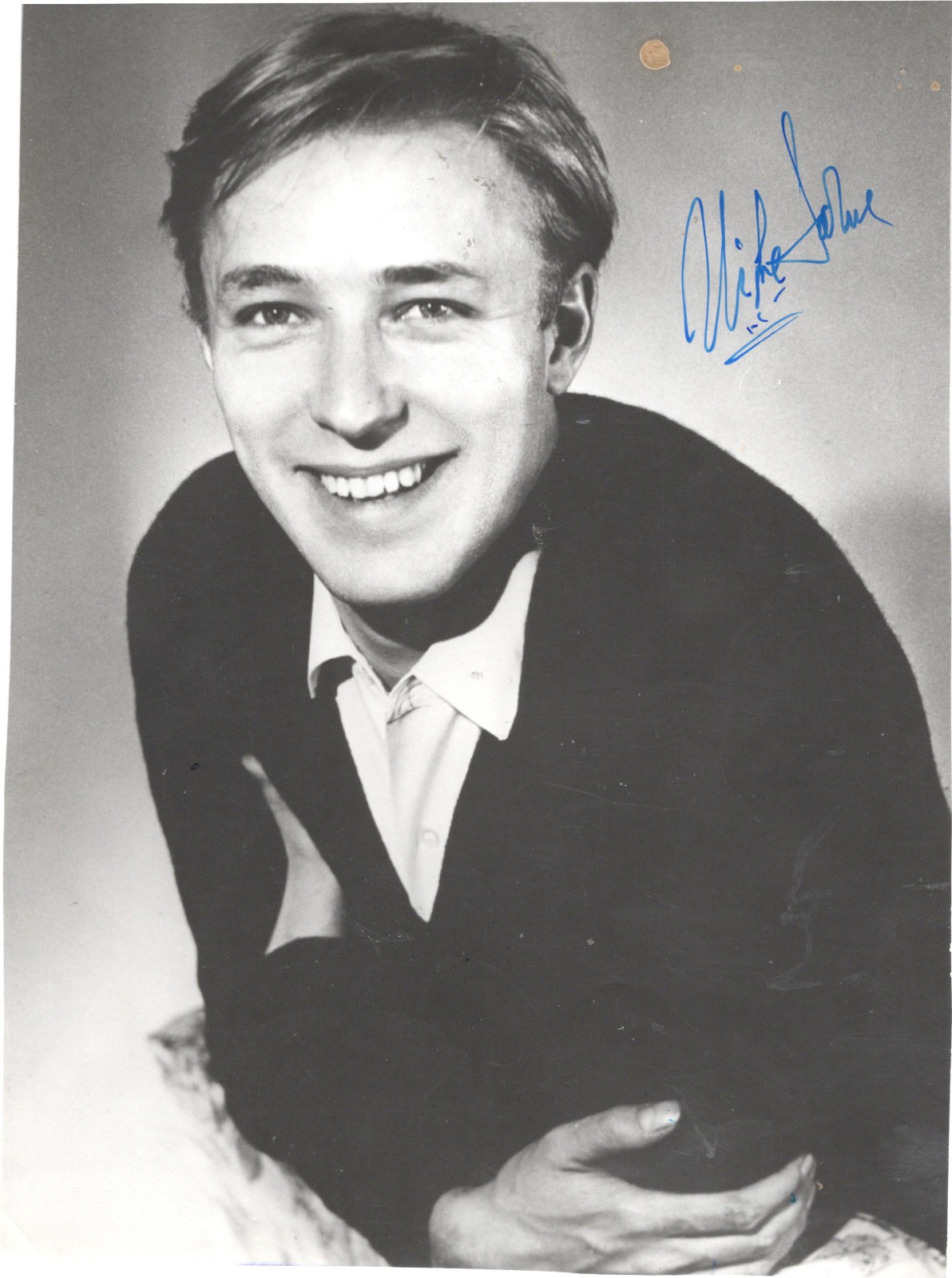 BRITISH FILM DIRECTOR, ACTOR, WRITER, SINGER MIKE SARNE, SIGNED VINTAGE PHOTO BRITISH FILM DIRECTOR, ACTOR, WRITER, SINGER MIKE SARNE, SIGNED VINTAGE PHOTO