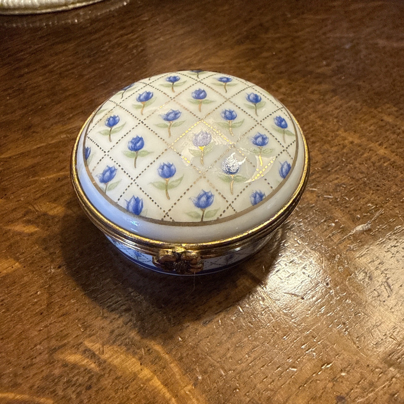Vintage Del Prado Fine Porcelain Blue Tulip Design Pill Box Vintage Del Prado Fine Porcelain Blue Tulip Design Pill Box