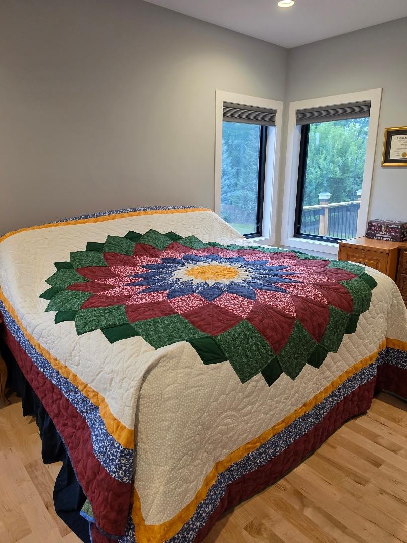 New Amish Handmade Giant Dahlia King Quilt – Hand Quilted