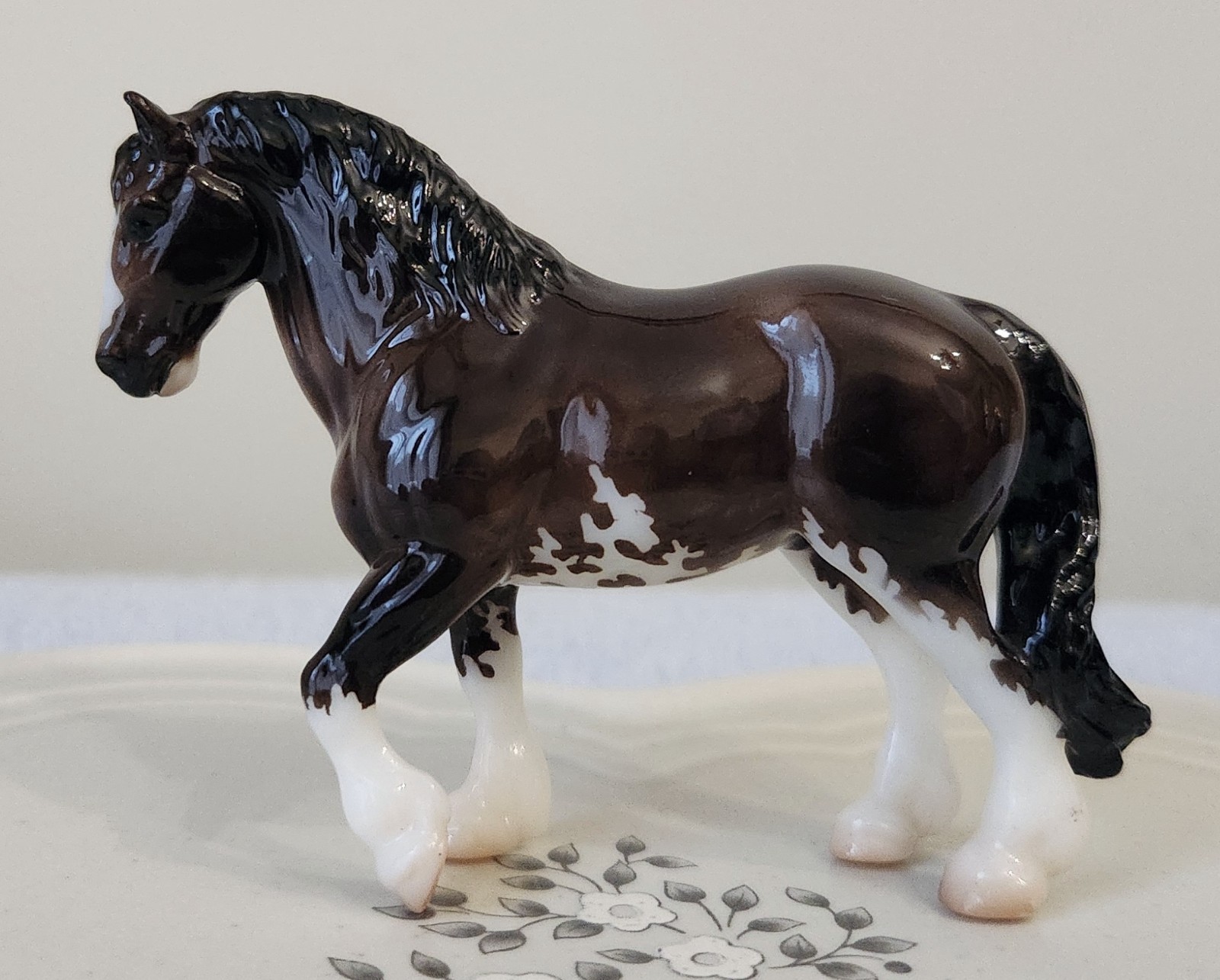 Breyer 2021 Stablemate Collector\'s Club Glossy Sabino Clydesdale Atticus #712377 Breyer 2021 Stablemate Collector\'s Club Glossy Sabino Clydesdale Atticus #712377