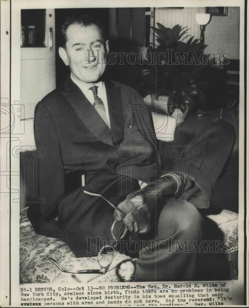 1968 Press Photo Reverend Doctor Harold Wilke performs tasks with his feet