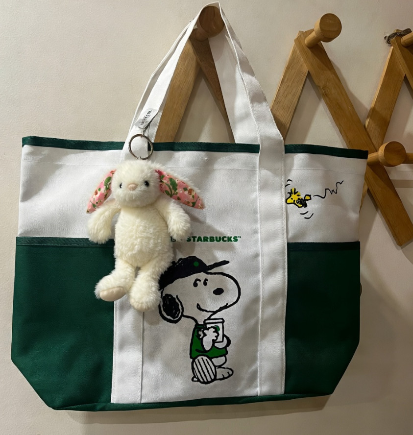 Starbucks x Snoopy Large-Capacity Tote Bag + Jellycat Blossom Pink Bunny - Set 2 Starbucks x Snoopy Large-Capacity Tote Bag + Jellycat Blossom Pink Bunny - Set 2