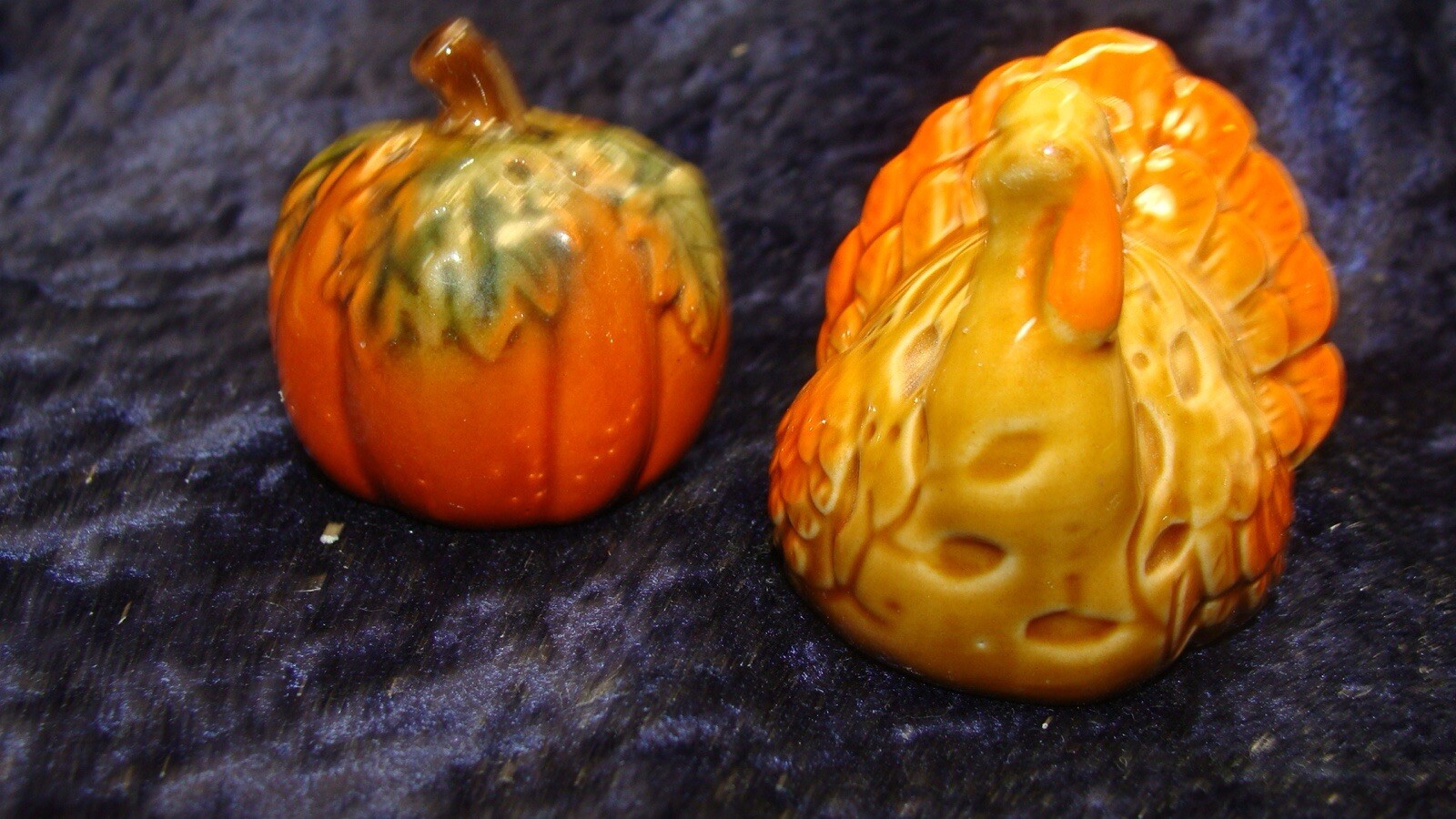 TURKEY & PUMPKIN ~ SALT & PEPPER SHAKERS ~ 1.75” ~ Porcelain ~ VGC ~