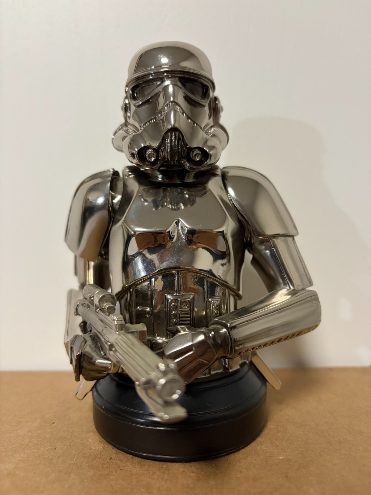 Gentle Giant 2004 Star Wars Stormtrooper Chrome Bust 850/2500 USED/NO BOX Gentle Giant 2004 Star Wars Stormtrooper Chrome Bust 850/2500 USED/NO BOX