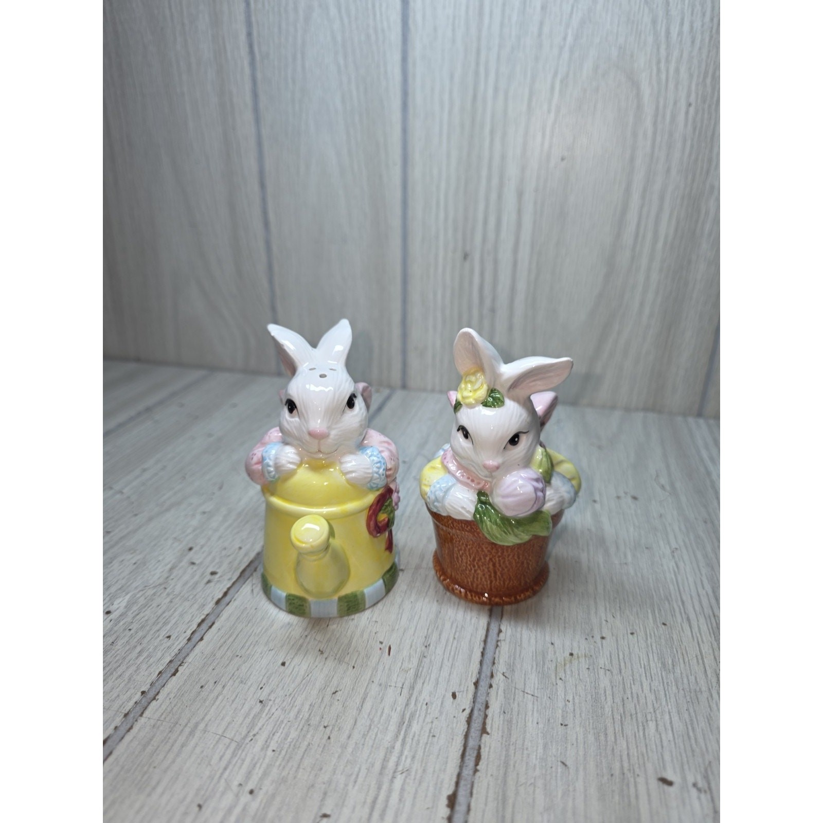 Vintage 1996 Jay Imports Spring Easter Bunny Salt & Pepper Shakers 4