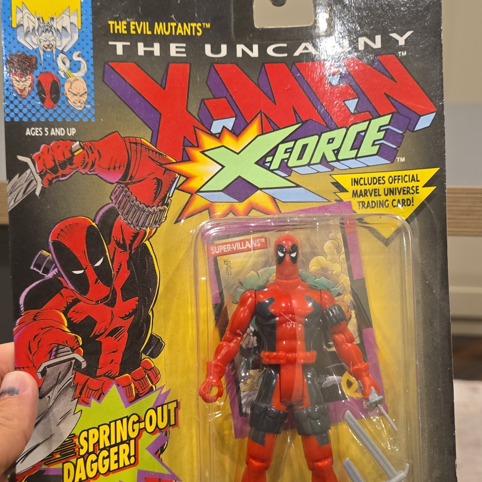 Marvel Deadpool X-Force X-Men w/ Spring-Out Dagger Rare Wolverine Card