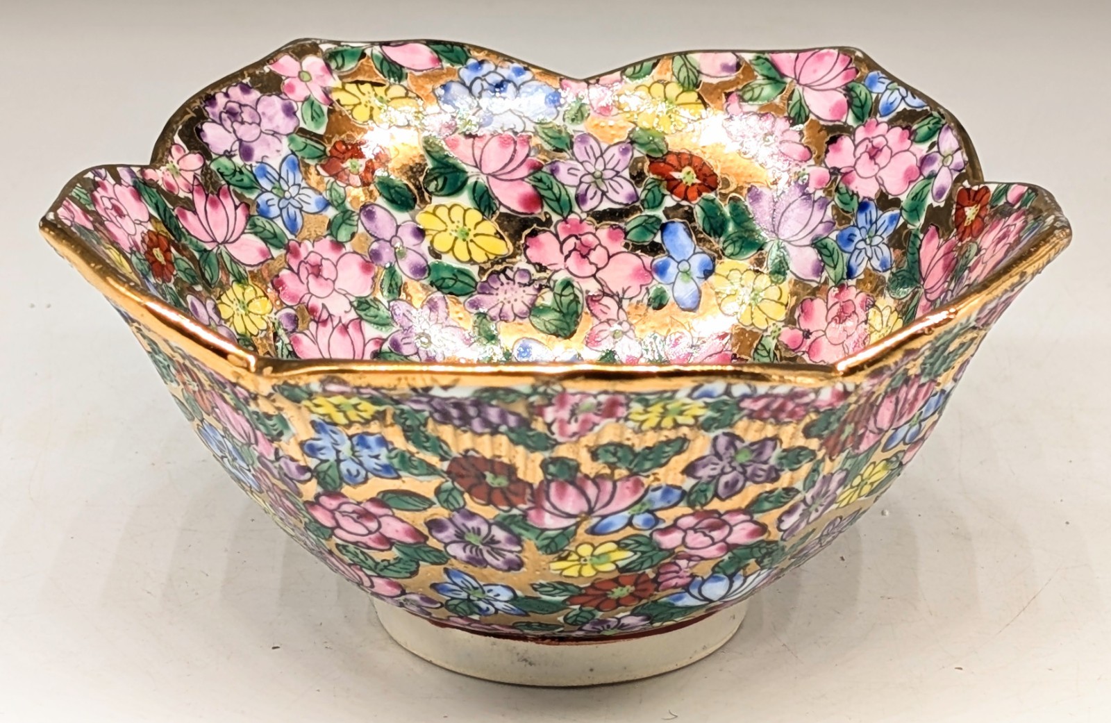 Vintage Chinese Famille Rose Mille Fleur Scalloped Ribbed Bowl Gold Gilt 5