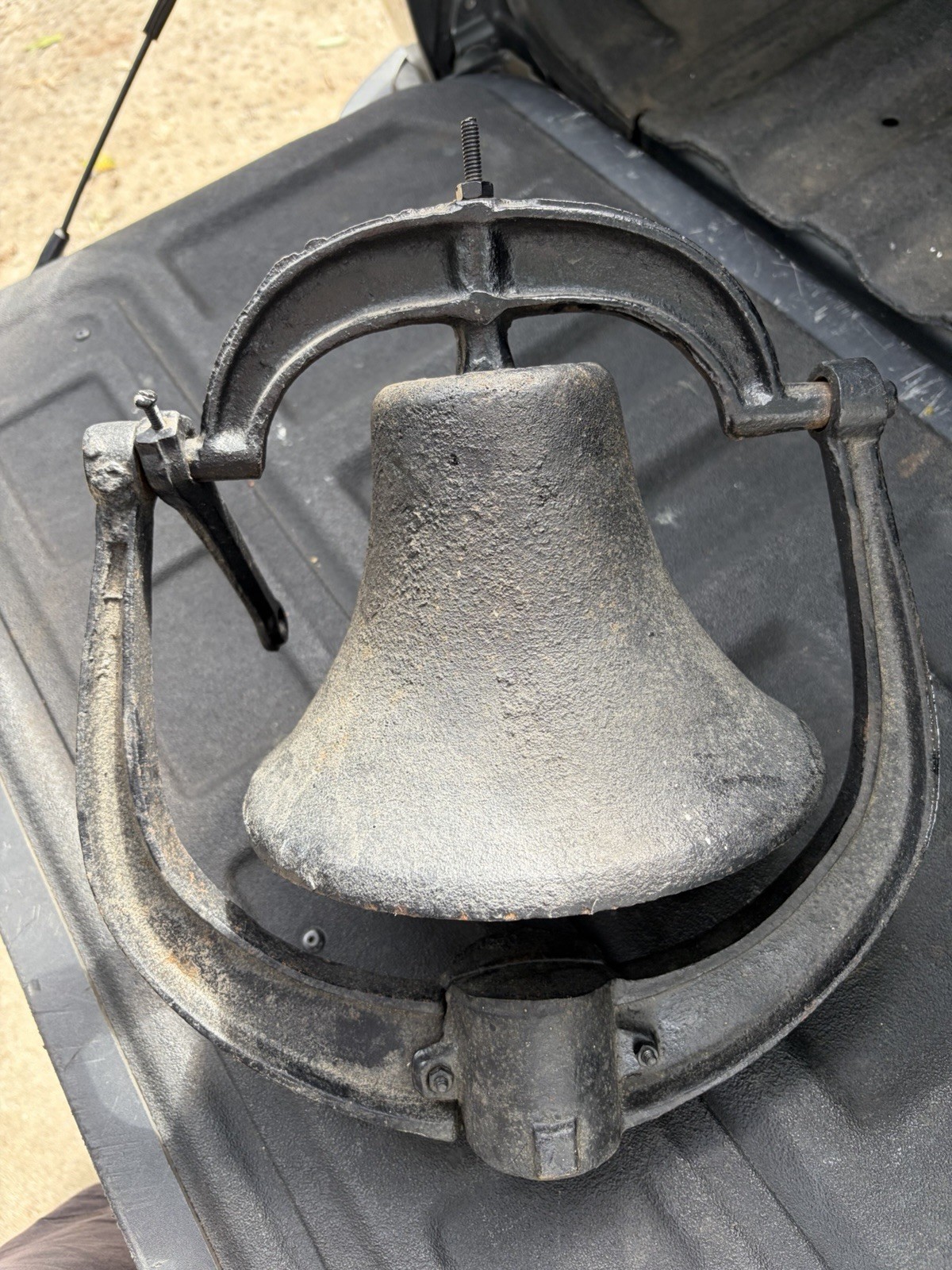 Old Cast Iron School Dinner Bell Pose Mount 14.25lbs Antique Vintage Old Cast Iron School Dinner Bell Pose Mount 14.25lbs Antique Vintage