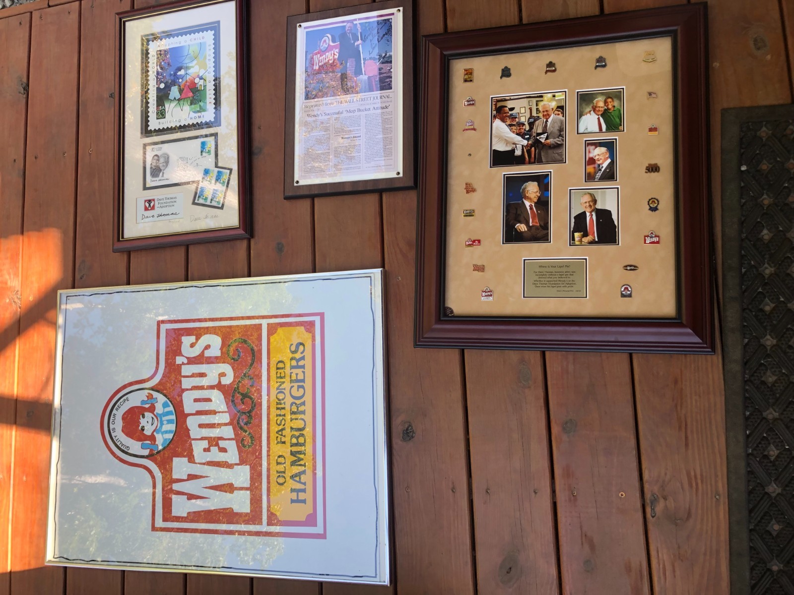 Wendy\'s Dave Thomas Signed Memorabilia Lot 2 Signed Pieces Pins & Vintage Sign Wendy\'s Dave Thomas Signed Memorabilia Lot 2 Signed Pieces Pins & Vintage Sign