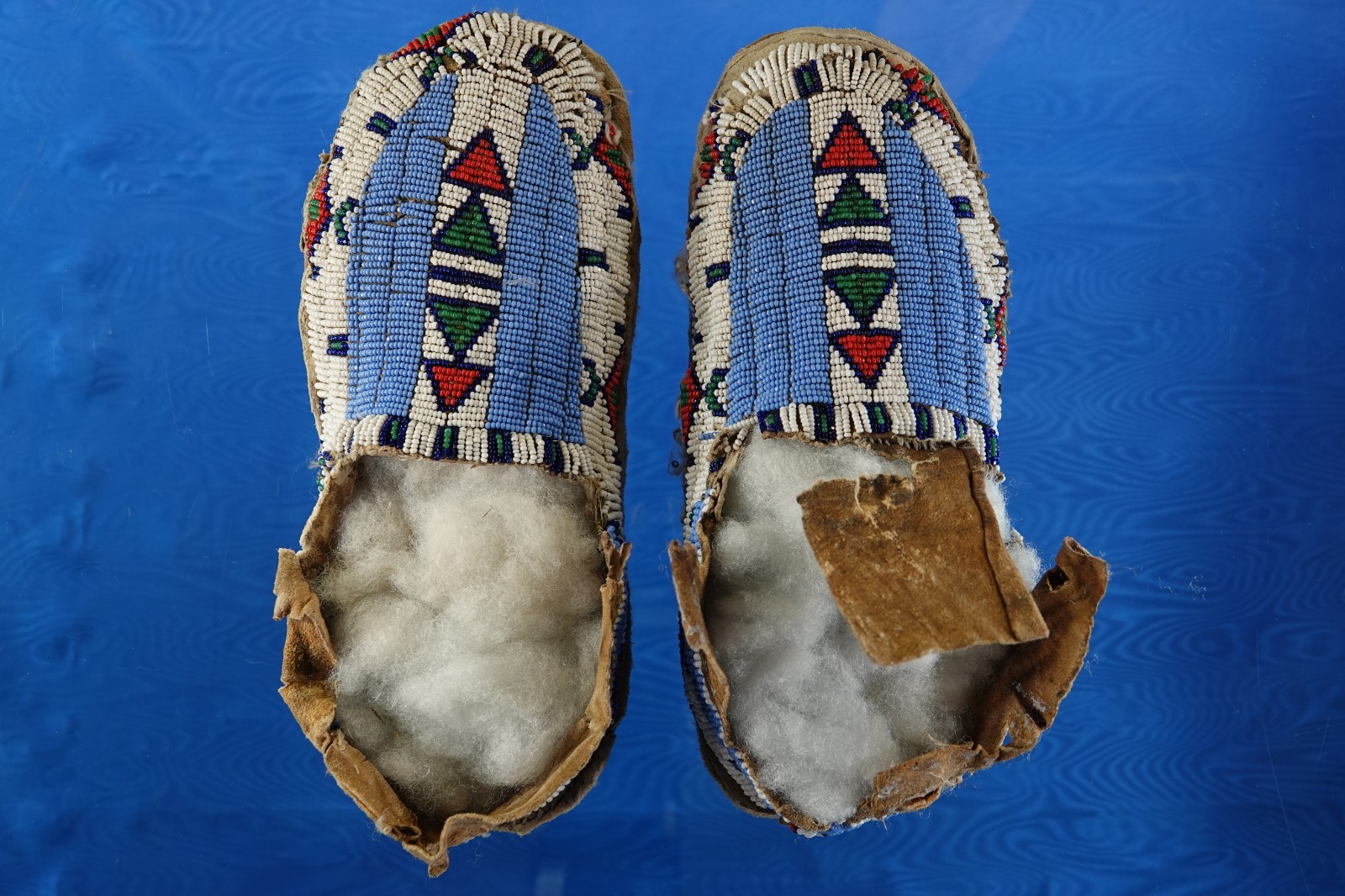 1890s NATIVE AMERICAN PLAINS INDIANS HANDCRAFT FULL GLASS BEADED SIOUX MOCCASINS