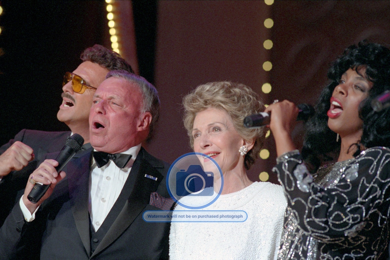 FRANK SINATRA DONNA SUMMER NANCY REAGAN SINGING EVENT 1980S 4X6 PHOTO