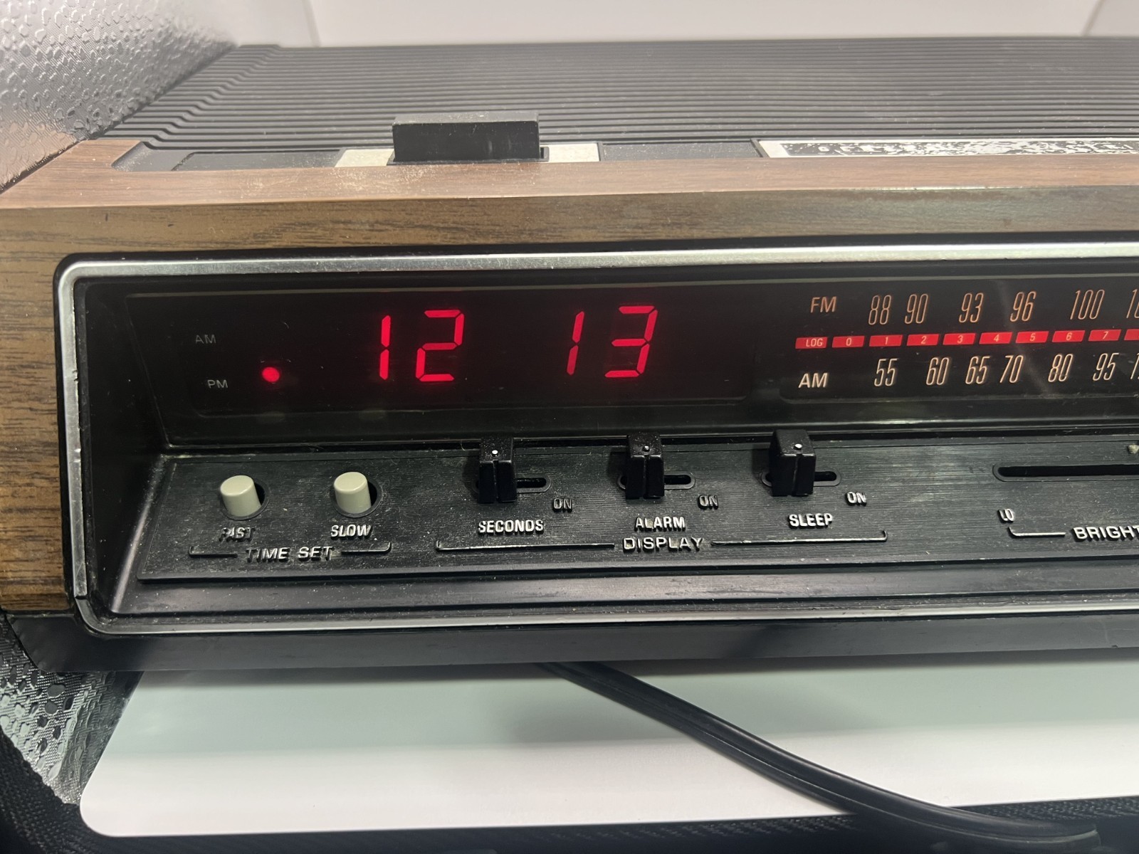 Vintage 70s Era GE Alarm Clock And Radio (Model No. 7-4670C) Vintage 70s Era GE Alarm Clock And Radio (Model No. 7-4670C)