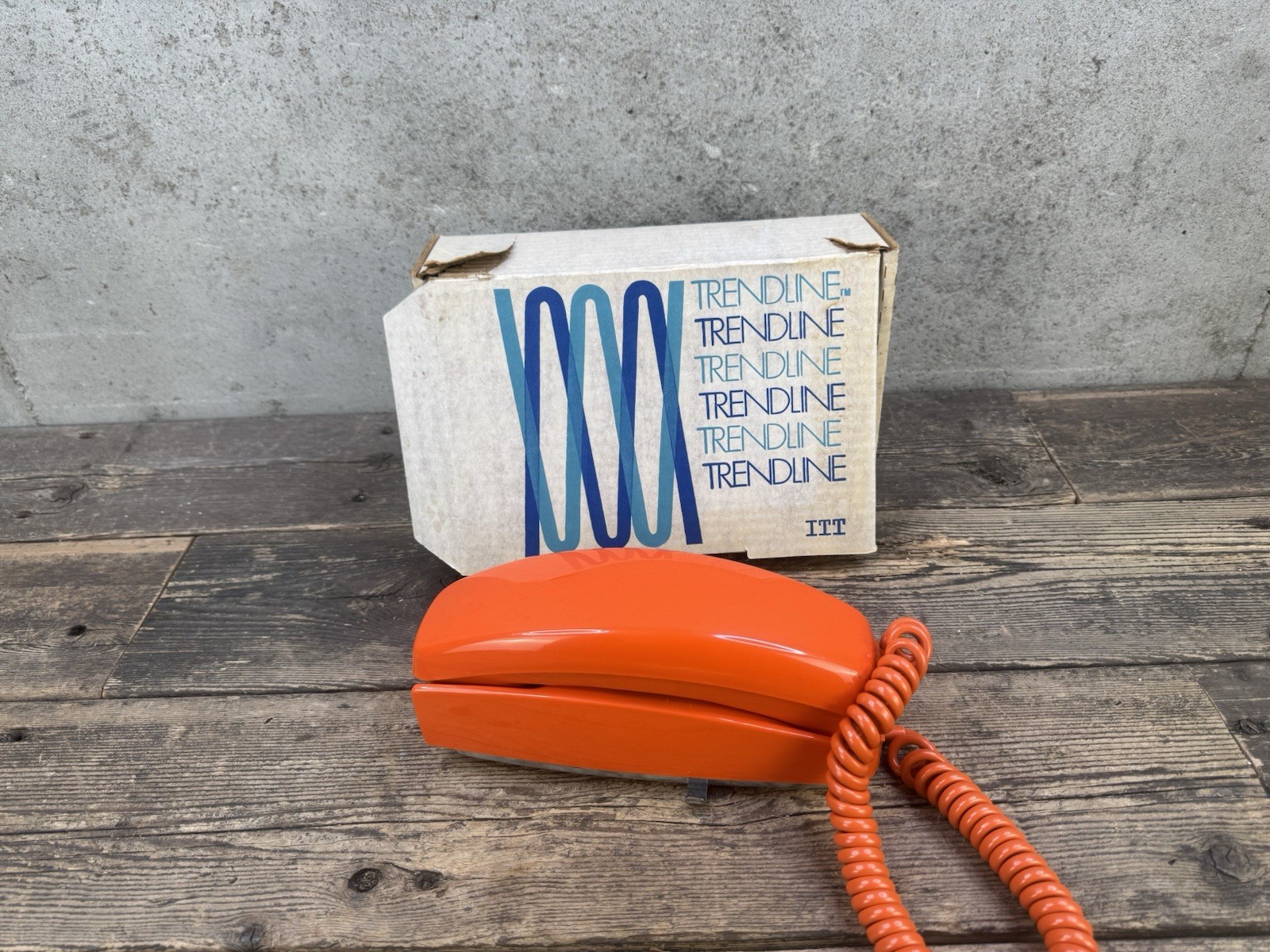 Vintage ITT Trendline Orange Telephone Phone Excellent Condition With Box Vintage ITT Trendline Orange Telephone Phone Excellent Condition With Box