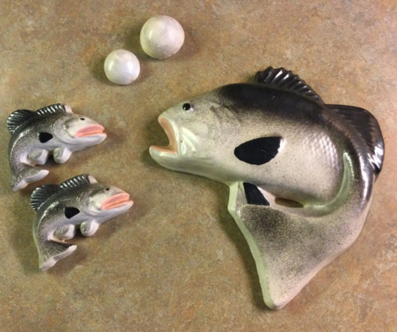 Vintage Mid Century Chalkware Fish Black & Silver Salmon Mom w/ babies & bubbles