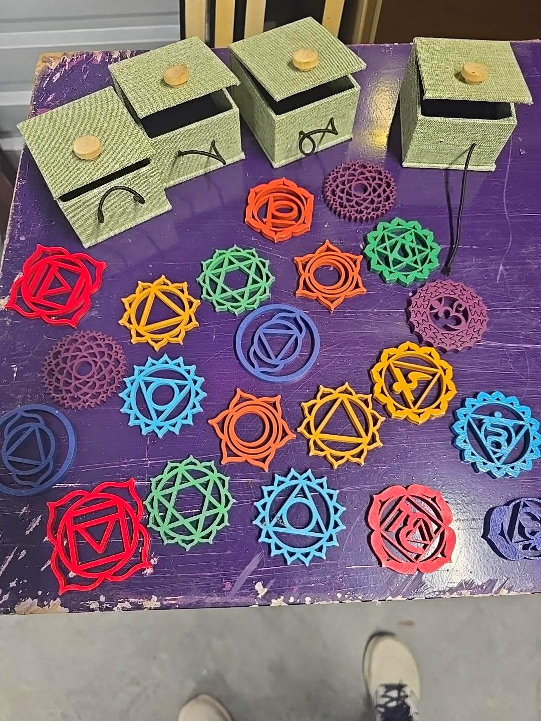 Lote de símbolos de Chakras decorativos + 3 cajas – Yoga / Reiki / Meditation