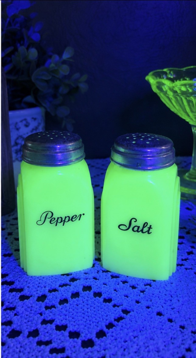 Vintage McKee Custard Glass Uranium Roman Arch Salt & Pepper Range Shakers 4.25”