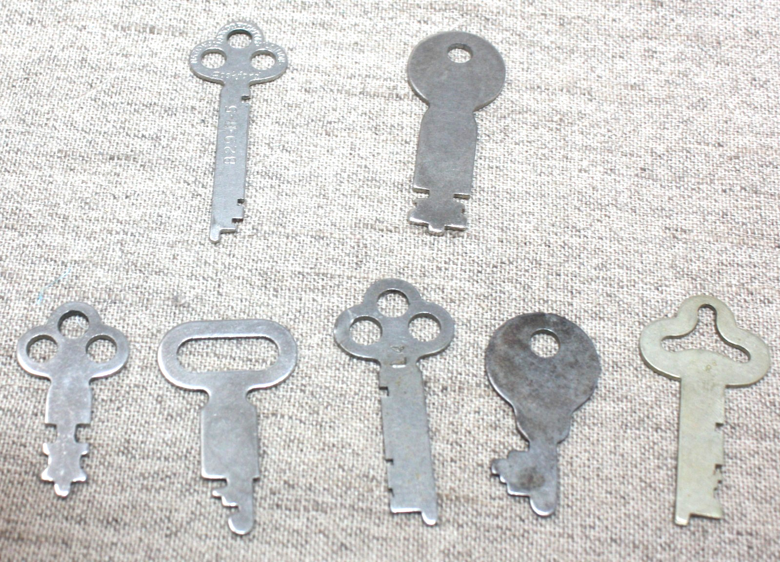 7 Vtg Antique Flat Steel Keys Lot Skeleton Padlock Drawer Trunk Steampunk Craft