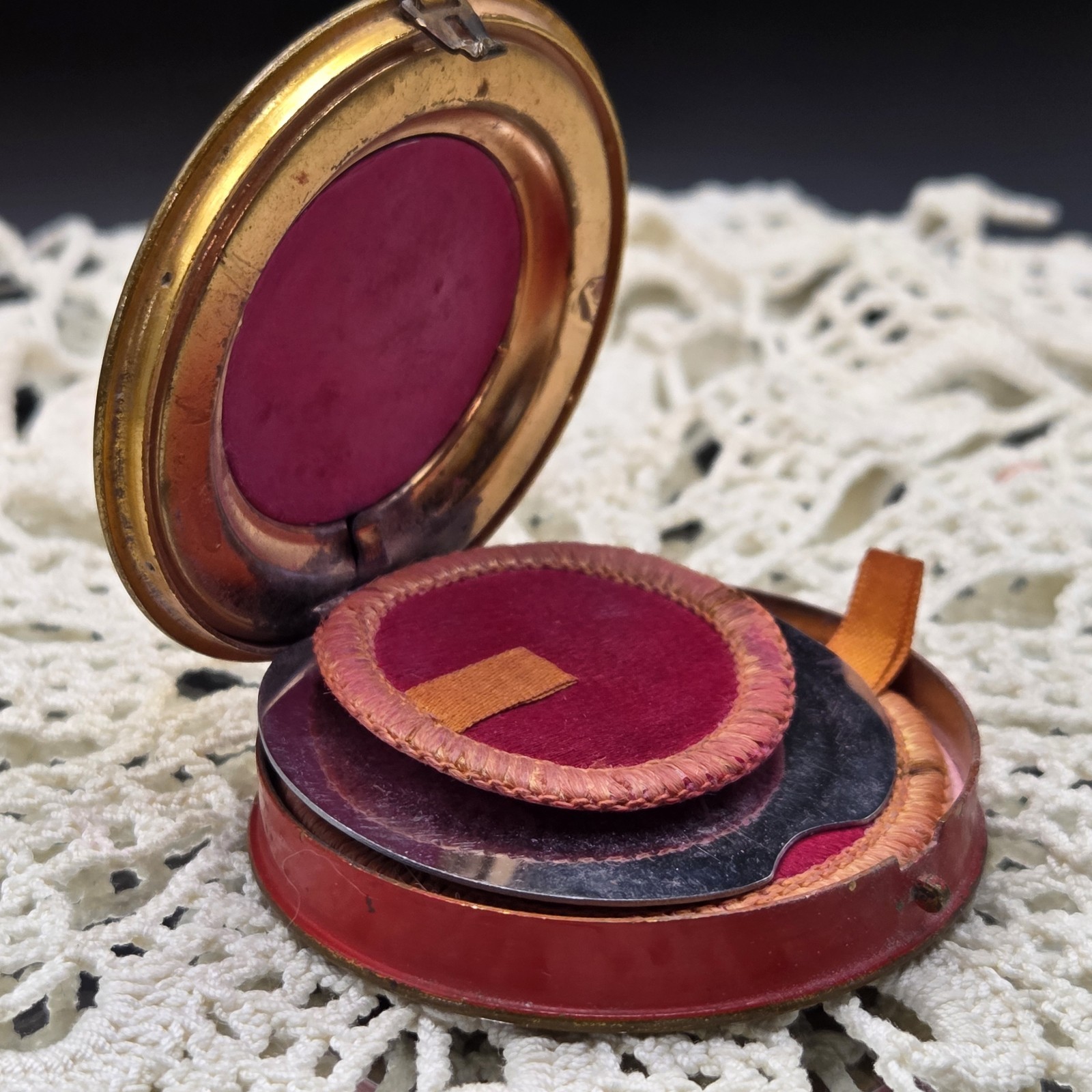 Duska Langlois Vintage Red Gold Compact Mirror 1930’s Era Fab Collection Item Duska Langlois Vintage Red Gold Compact Mirror 1930’s Era Fab Collection Item