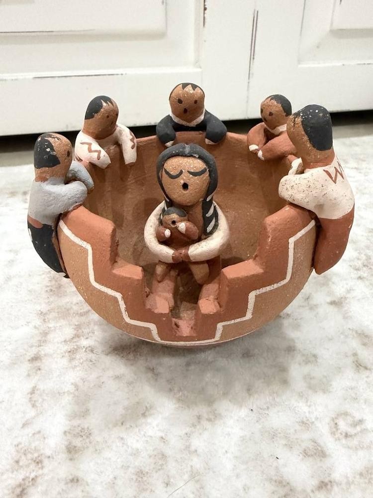Signed Juanita Martinez Jemez Taos Pueblo Storyteller Pottery Bowl 6 Children