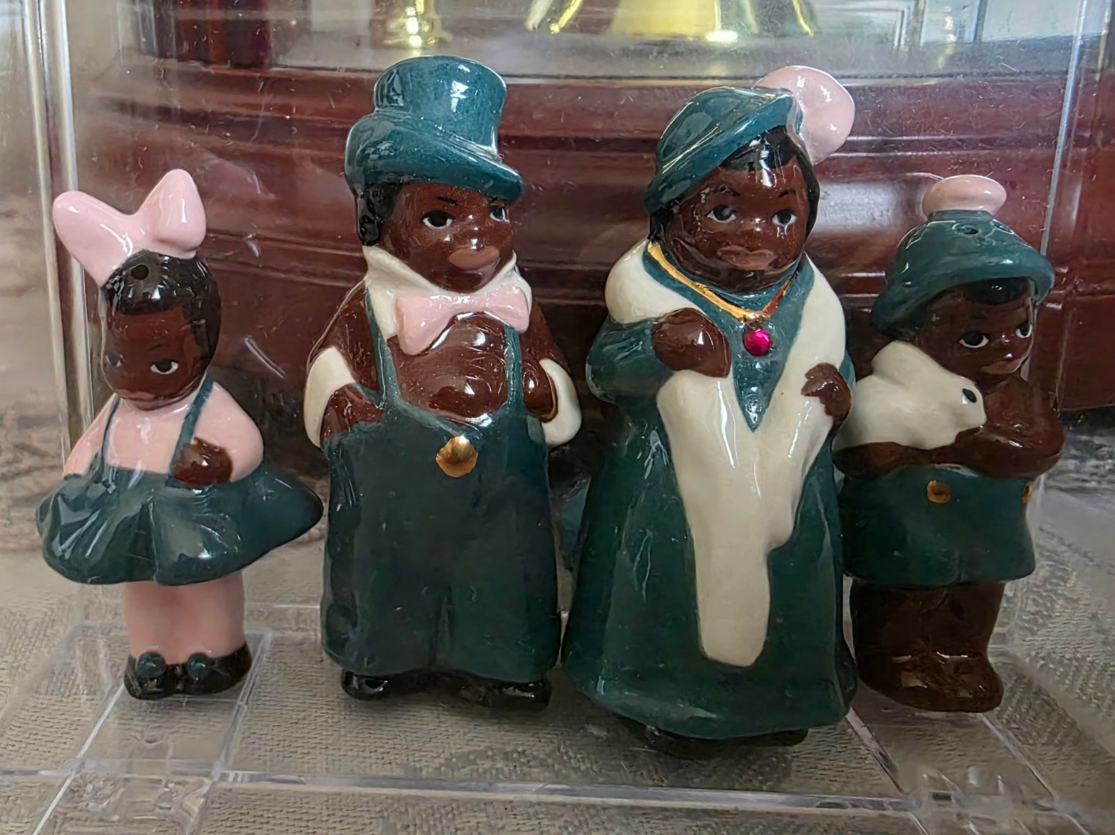 Sandy Srp Stylish Family 1997 Miniature Salt and Pepper Shakers Set