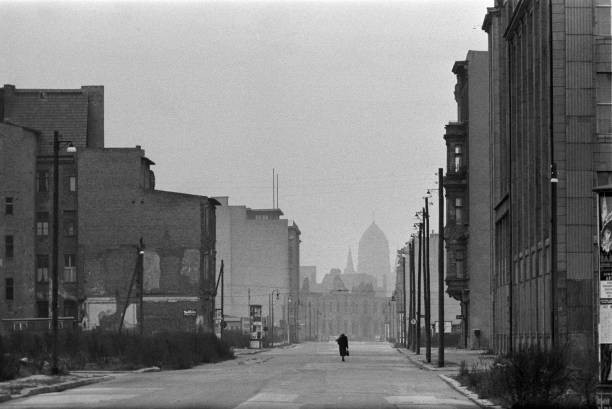 East-Berlin West-Berlin In 1958. Berlin - novembre 1958- Berlin-Es- Old Photo