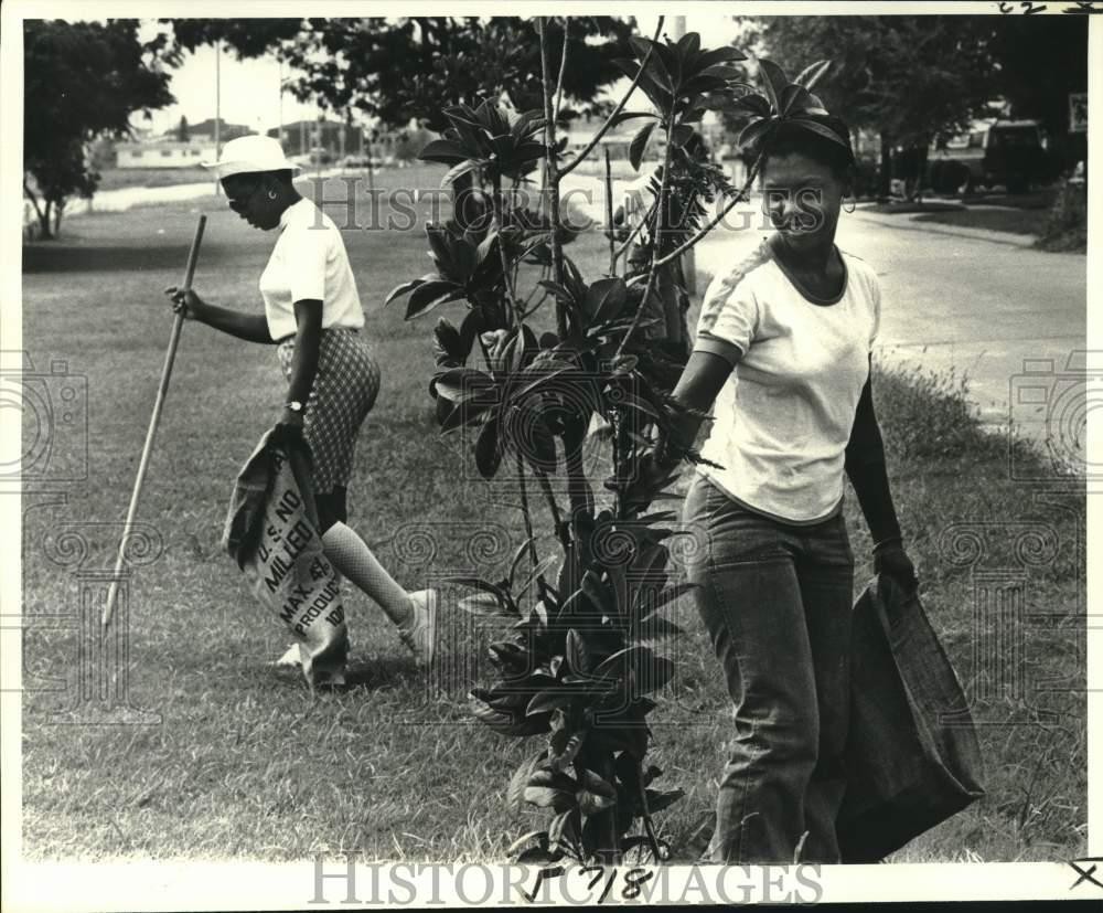 1979 Press Photo Roycelyn Green, Ellen Peterson pick up litter in St. Bernard 1979 Press Photo Roycelyn Green, Ellen Peterson pick up litter in St. Bernard