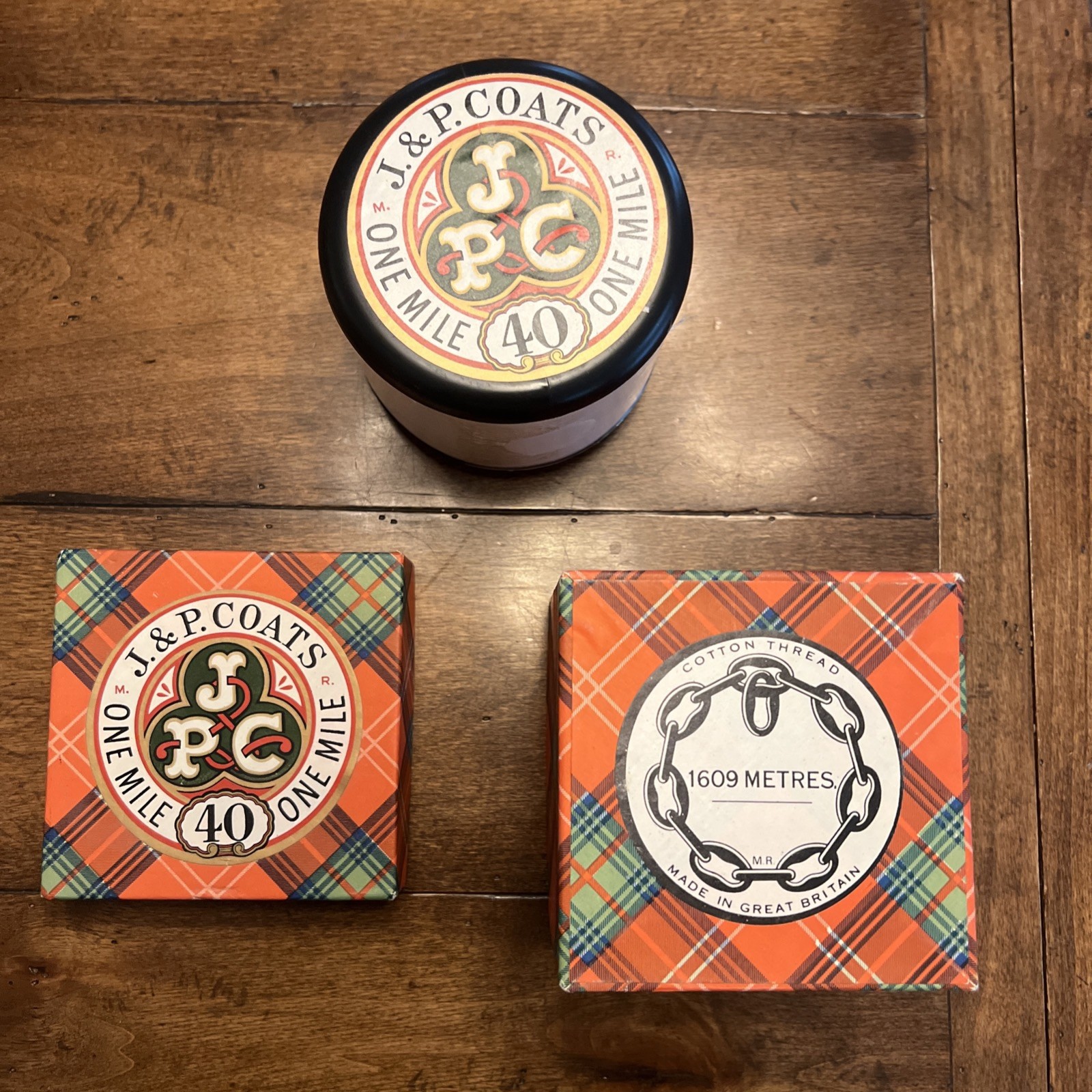 VINTAGE GIANT SPOOL J & P COATS 40 One Mile White Cotton Thread  + Tartan Box