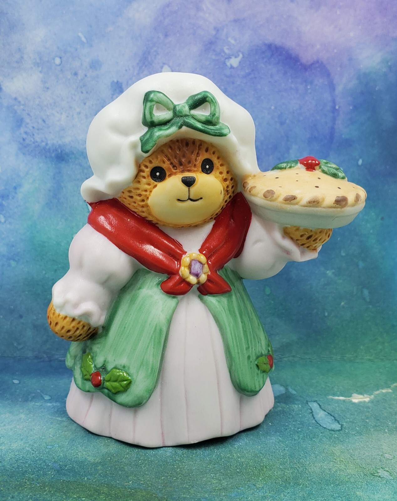 LF8 Enesco Lucy and Me Lucy Rigg Christmas Old Fashioned Girl Bear Holding Pie