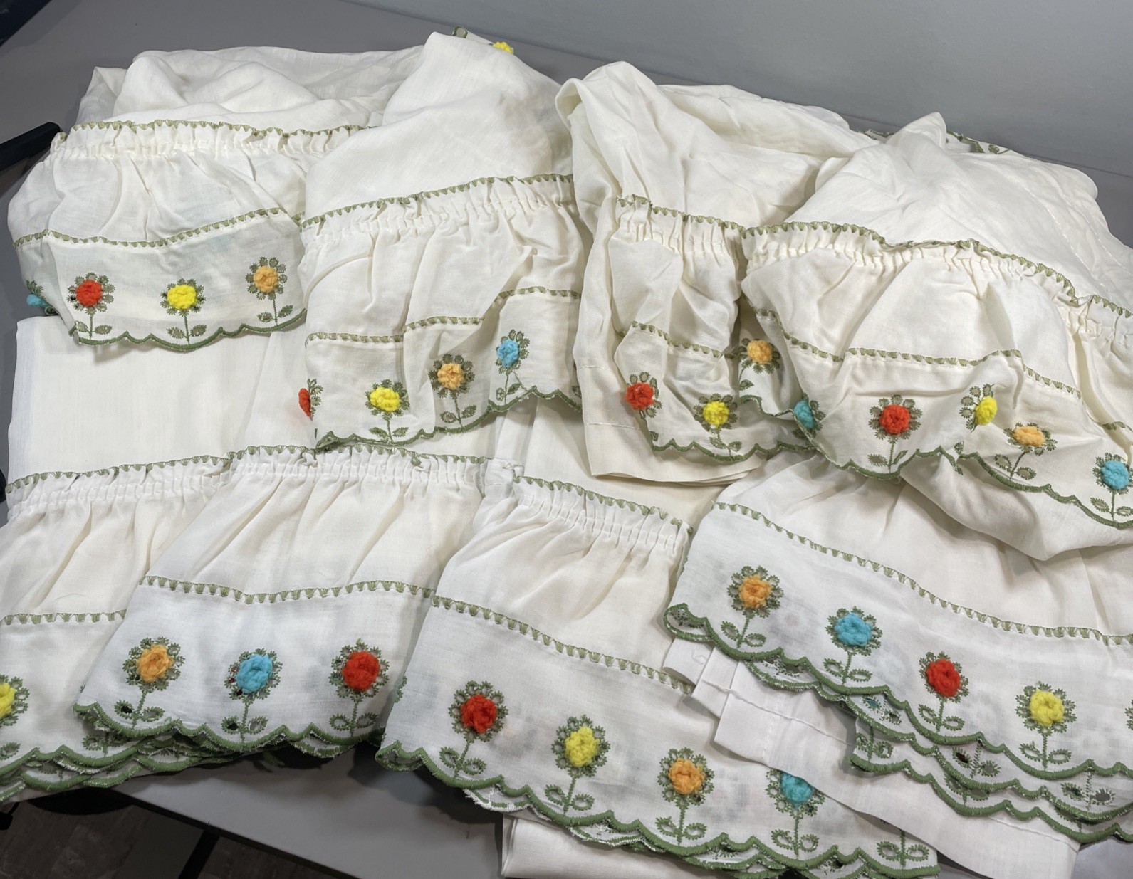 Vtg 70’s Embroidered Ruffled Flower Pom Pom 4 Curtains 30x42 & 4 Valances 36x44