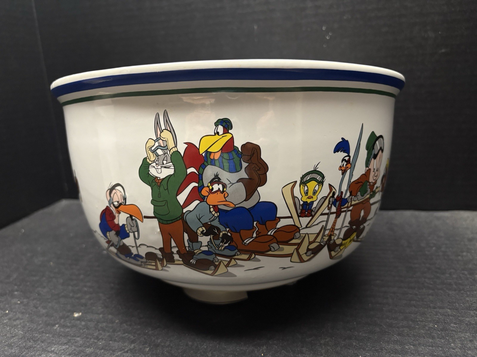Vintage Looney Tunes Looney Valley Ski Lodge Heavy Bowl 1994 Warner Bros Vintage Looney Tunes Looney Valley Ski Lodge Heavy Bowl 1994 Warner Bros