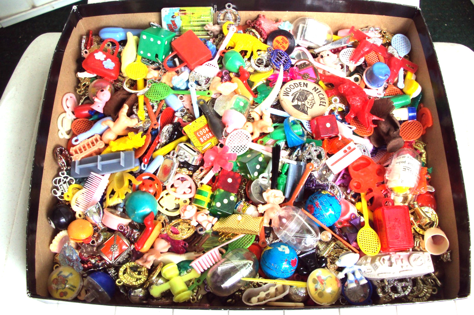 Vtg Gumball Charm Cracker Jack 60's HK LOT 500 VENDING MACHINE CHARMS PRIZES Vtg Gumball Charm Cracker Jack 60's HK LOT 500 VENDING MACHINE CHARMS PRIZES