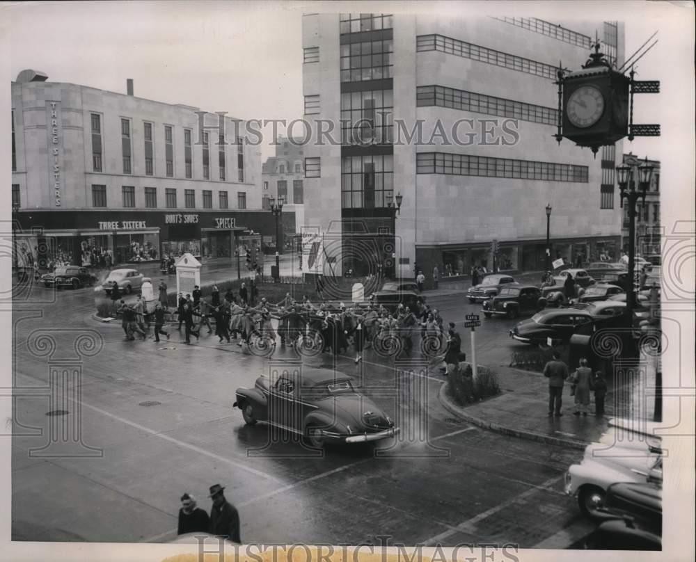1948 Press Photo Northwestern U. students celebrate Rose Bowl bid, Evanston, IL