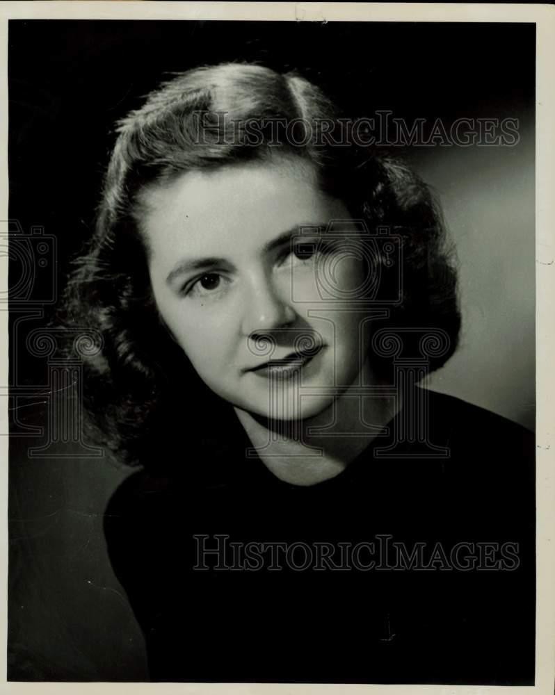 1943 Press Photo Marilyn Marshall marries Robert Lemman in Seattle, Washington. 1943 Press Photo Marilyn Marshall marries Robert Lemman in Seattle, Washington.