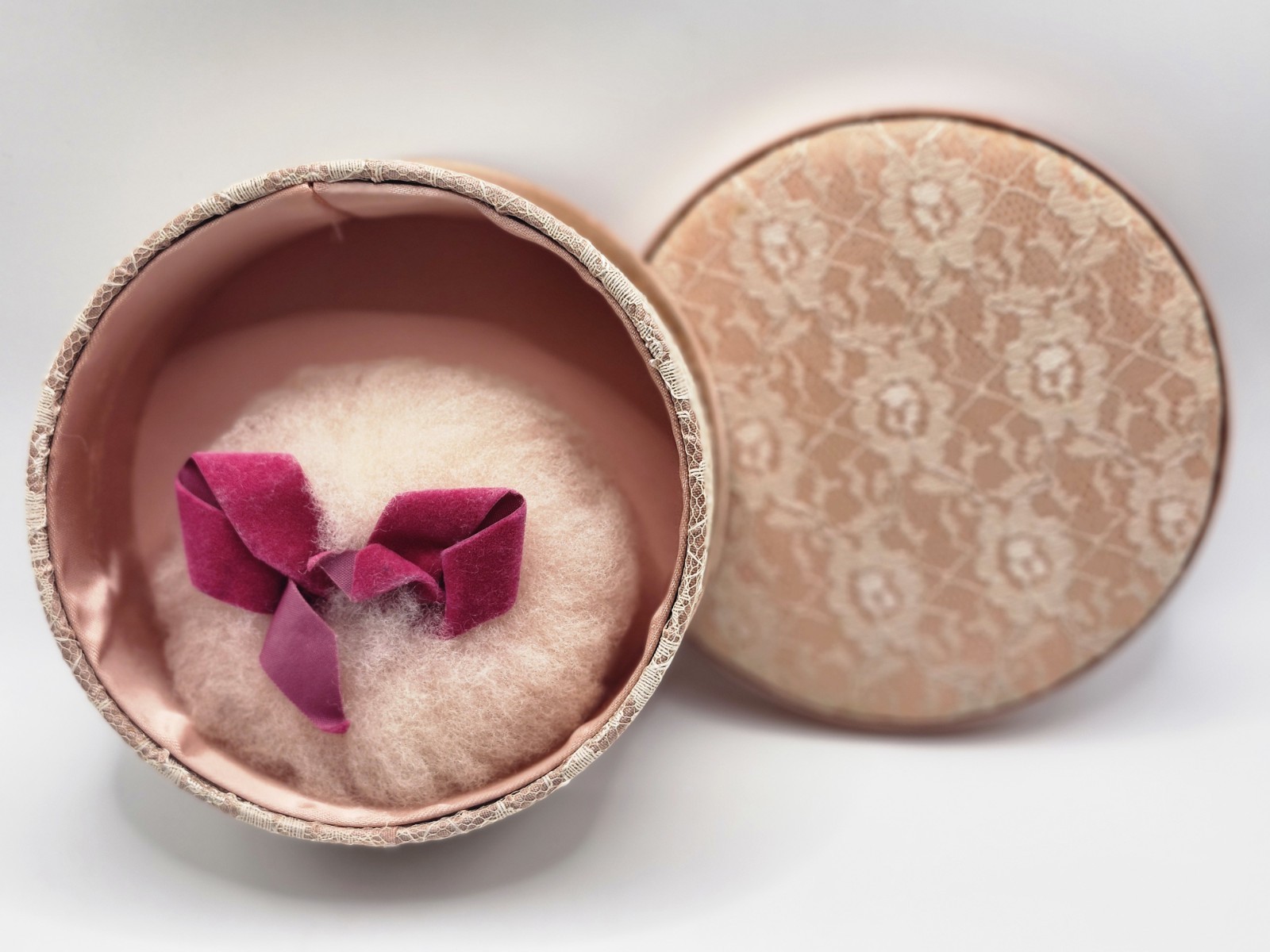 Vintage Pink Powder Puff Satin & Lace Box 929