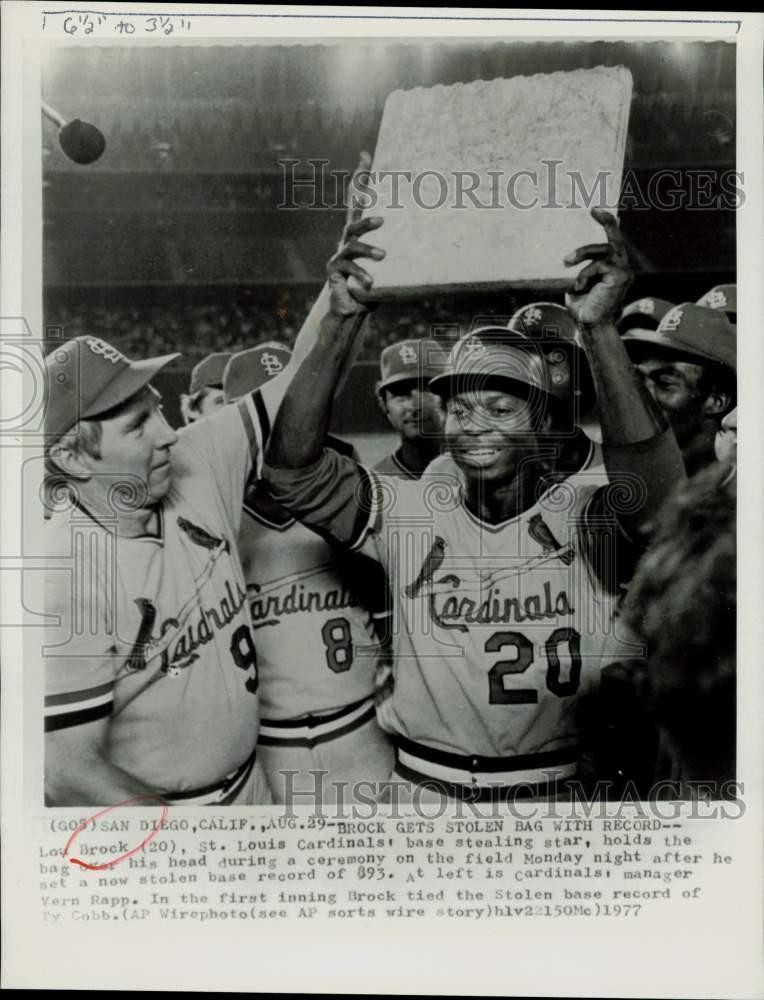 1977 Press Photo Baseballer Lou Brock with Bag over Head/Sets Stolen Base Record