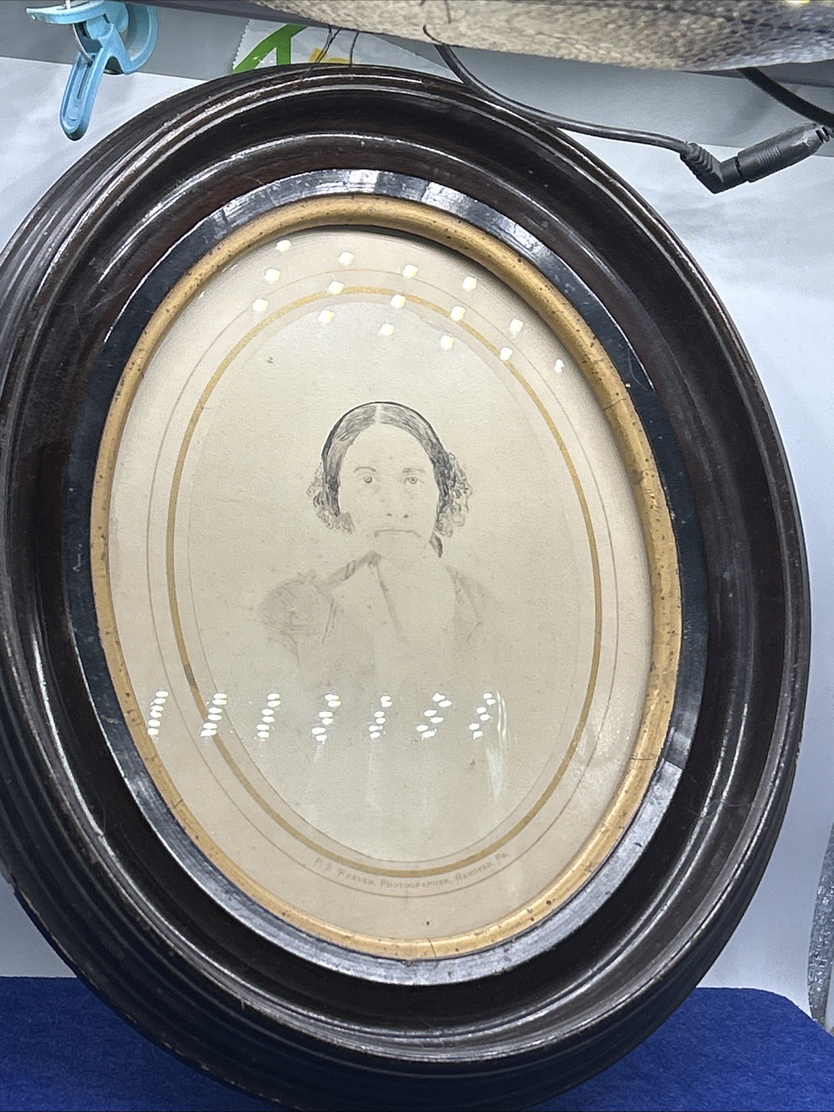 Antique c. 1900 VICTORIAN Solid Walnut Wood OVAL Picture FRAME 14” X 11-3/4”
