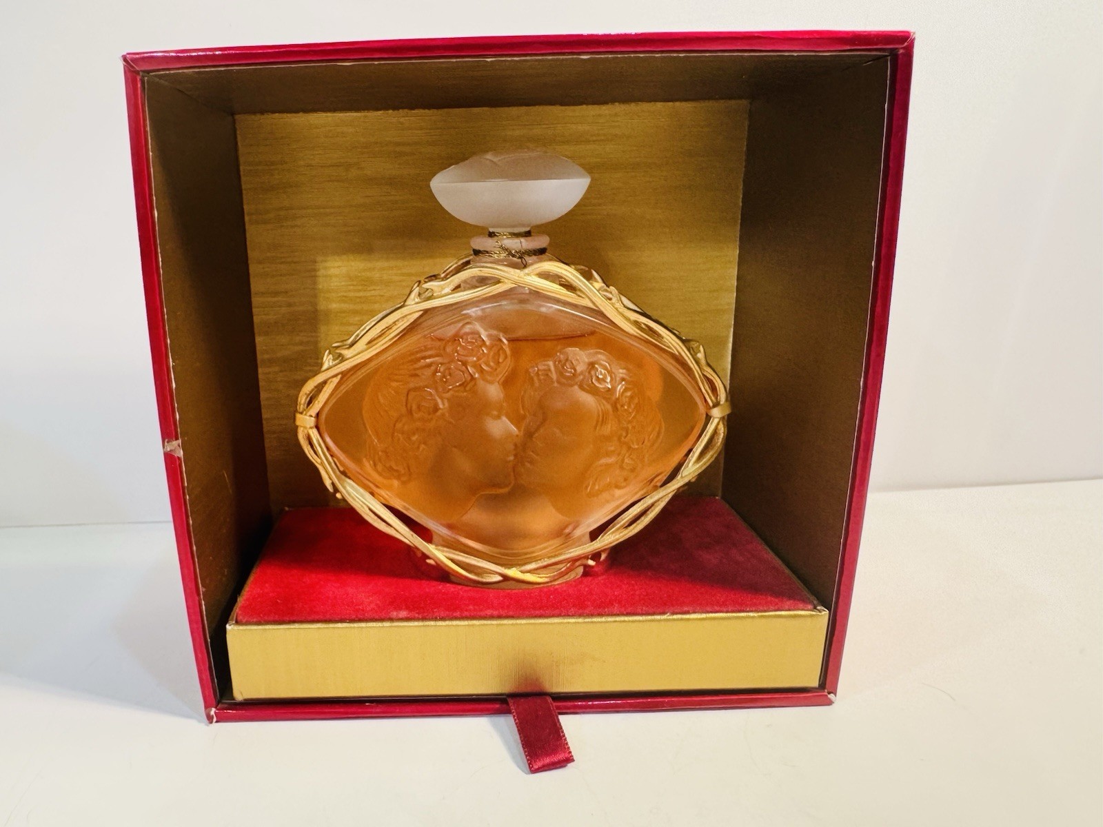 Lalique Ltd. Edition 1999 Perfume Bottle “Le Baiser” 3.3 Oz. MINT & Unopened
