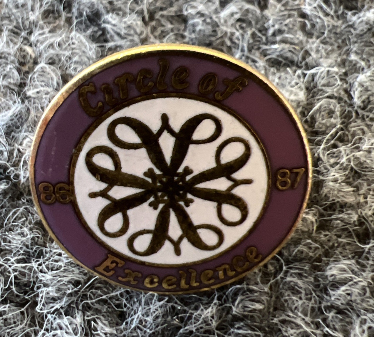 Avon VTG 1987-88 Gold Tone Sales Award Lapel Pin “Circle Of Excellent” Enamel
