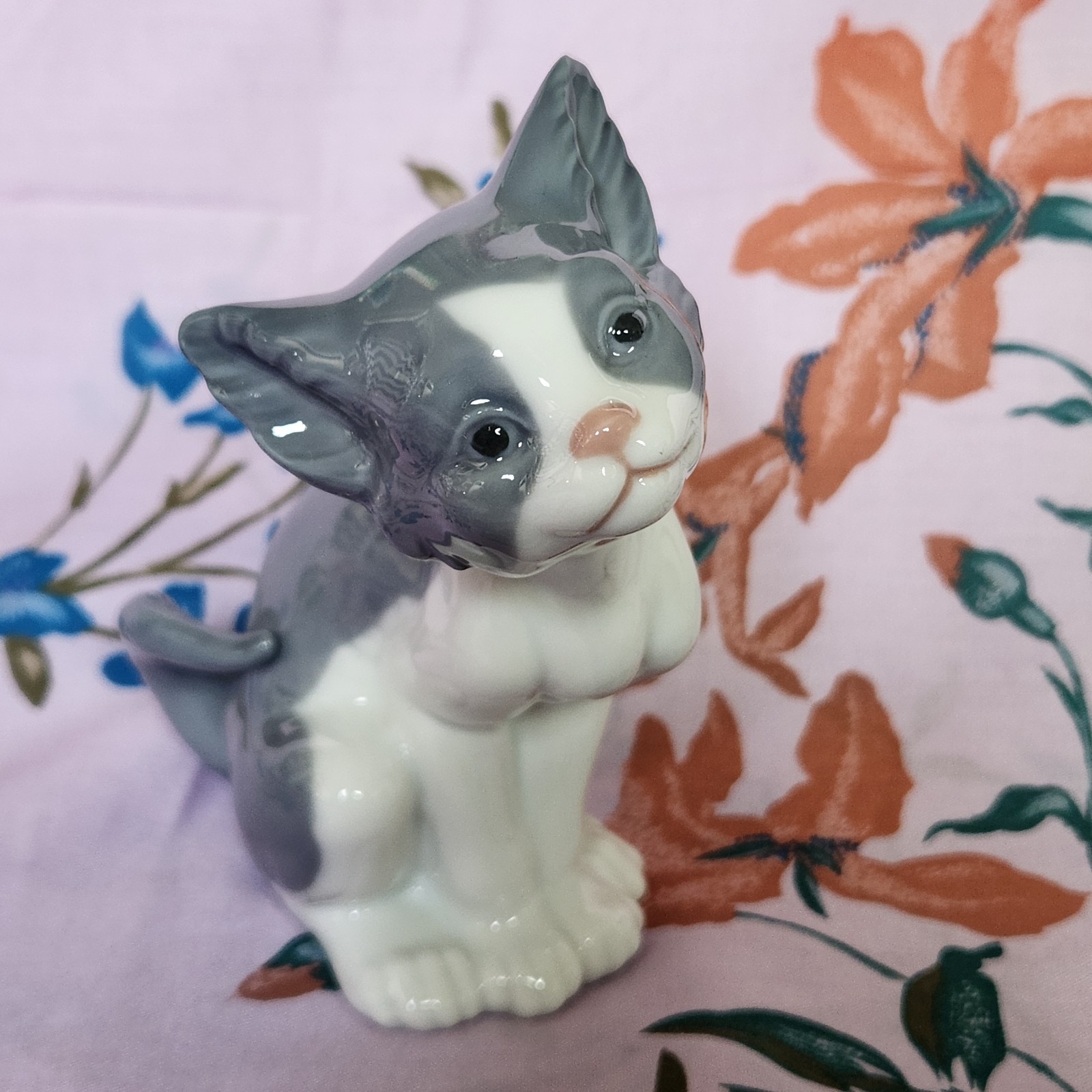Vtg 1981 Lladró # 5113 Feed Me Porcelain Cat Figurine Retired Grey White Kitten Vtg 1981 Lladró # 5113 Feed Me Porcelain Cat Figurine Retired Grey White Kitten