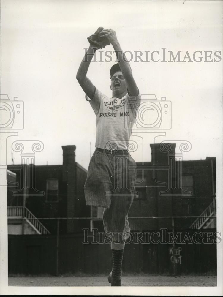 1938 Press Photo John Colliere plays baseball for Uline Ice Company in DC 1938 Press Photo John Colliere plays baseball for Uline Ice Company in DC