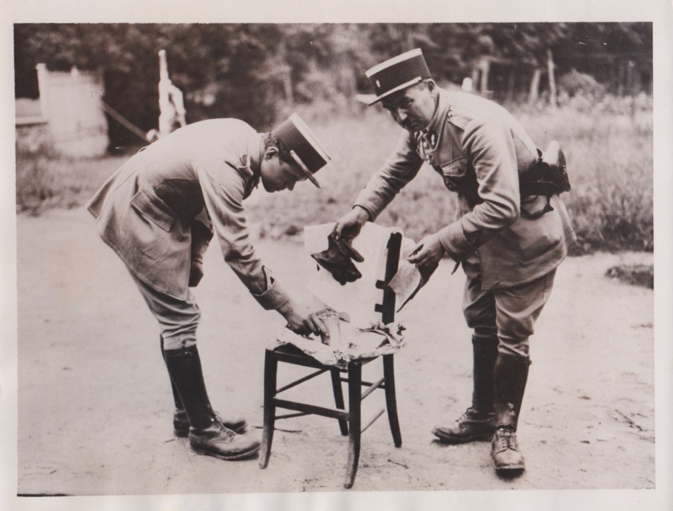 1937 Press Photo French Troops at Italian Journalist Carlo Rosselli Murder Scene
