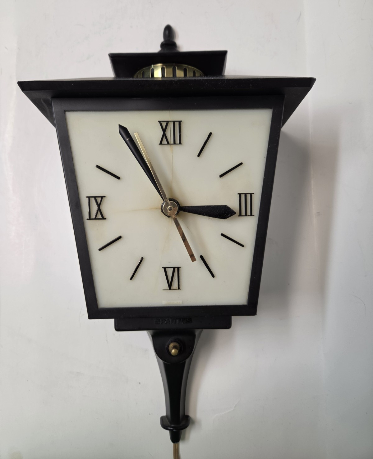 VTG Spartus Wall Clock Molded Plastic Electric Works Lantern Shape Lights #773